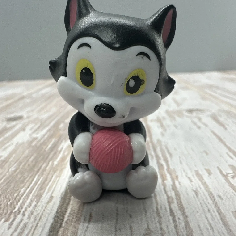 Disney Junior Minnie Mouse Pet Figaro Black Cat Pink Ball of Yarn 1.75