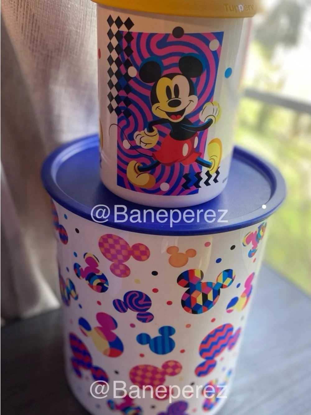 Tupperware set canisters
