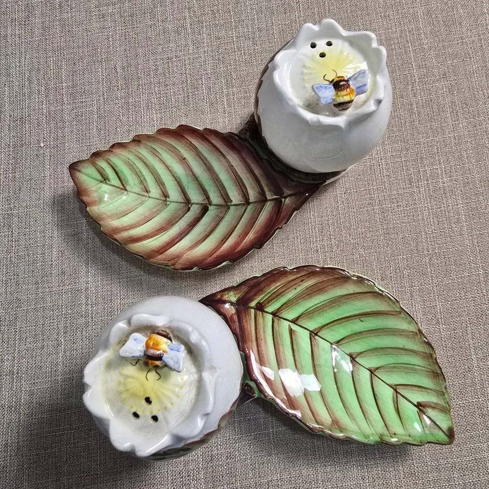 Vintage RARE Lefton Ceramic Salt and Pepper‎ Shakers Bee Leaf Made in Japan Set