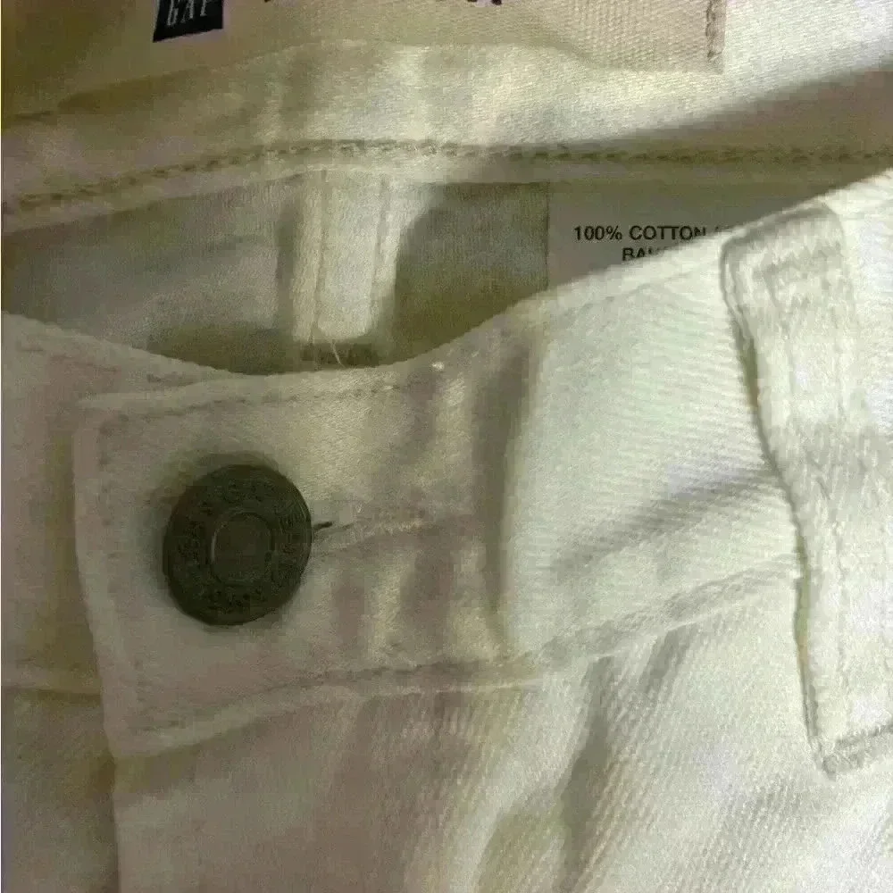 GAP men button