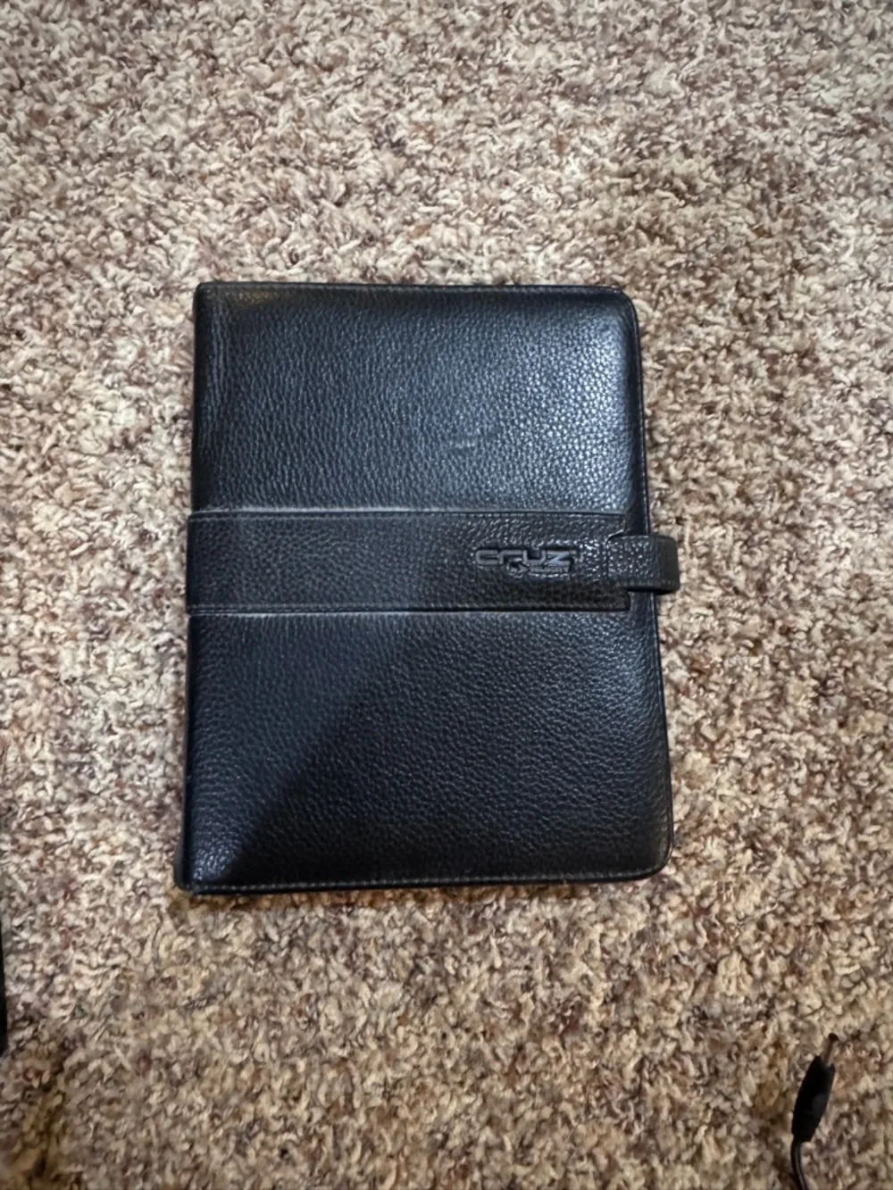 Cruz compact black