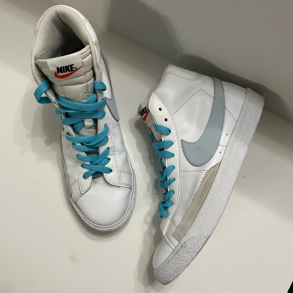 NIKE blazer high top shoes‎ light blue swoosh with blue laces 7Y or 8.5W