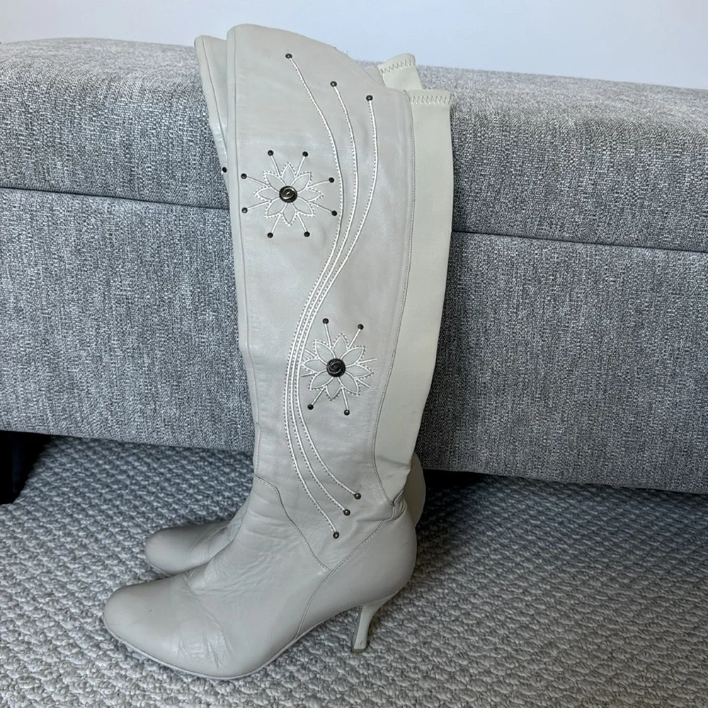 Over the knee leather boots embroidered