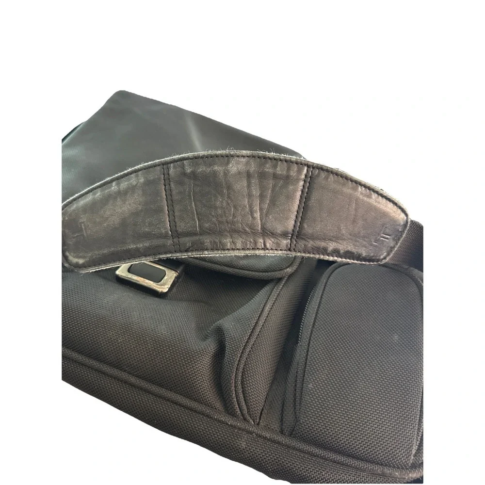 Tumi Shoulder Bag 26175D4 Black Cut Out Flap Messenger Alpha Bag Expandable