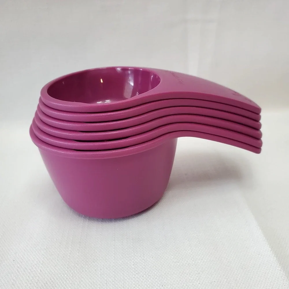 Tupperware magenta piece