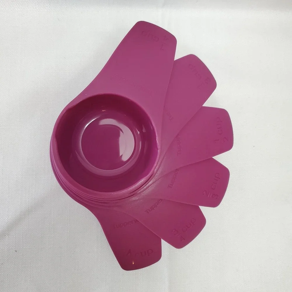 Tupperware magenta piece