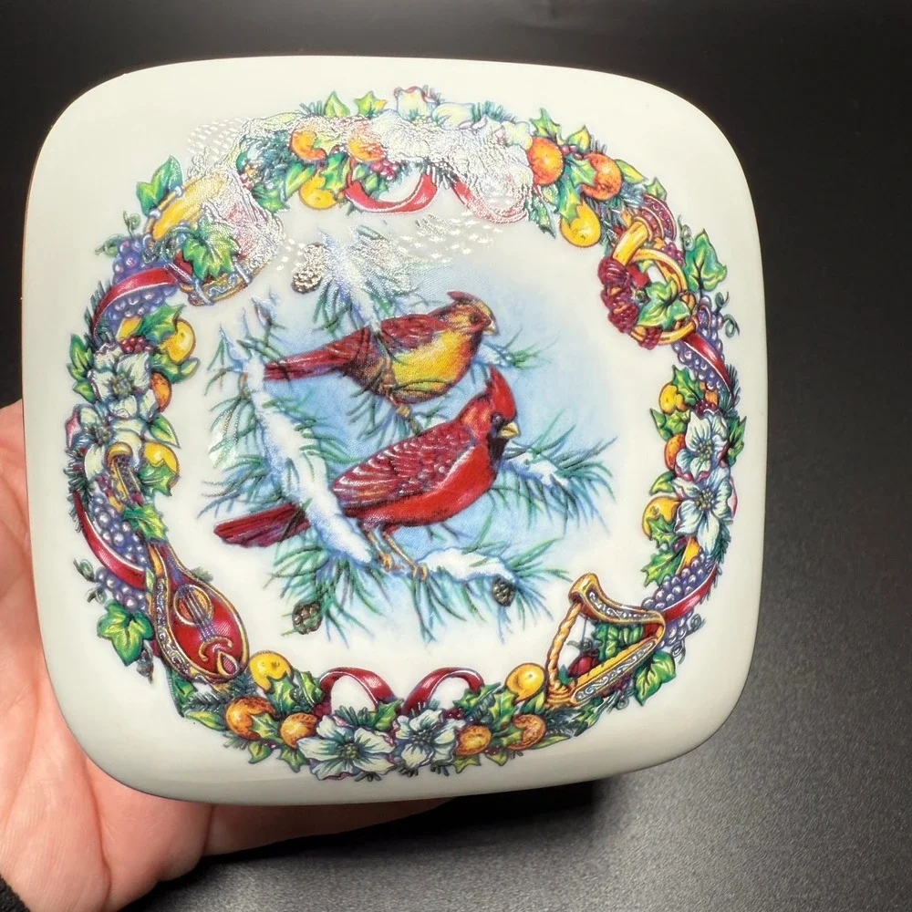 Heritage House Melodies of Christmas Joy To The World‎ Music Box Porcelain