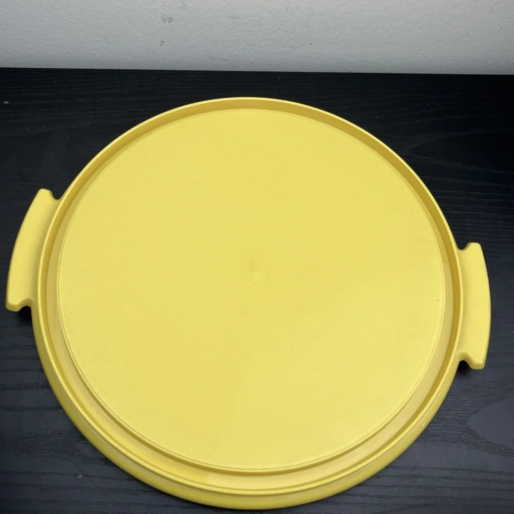 Tupperware vintage yellow