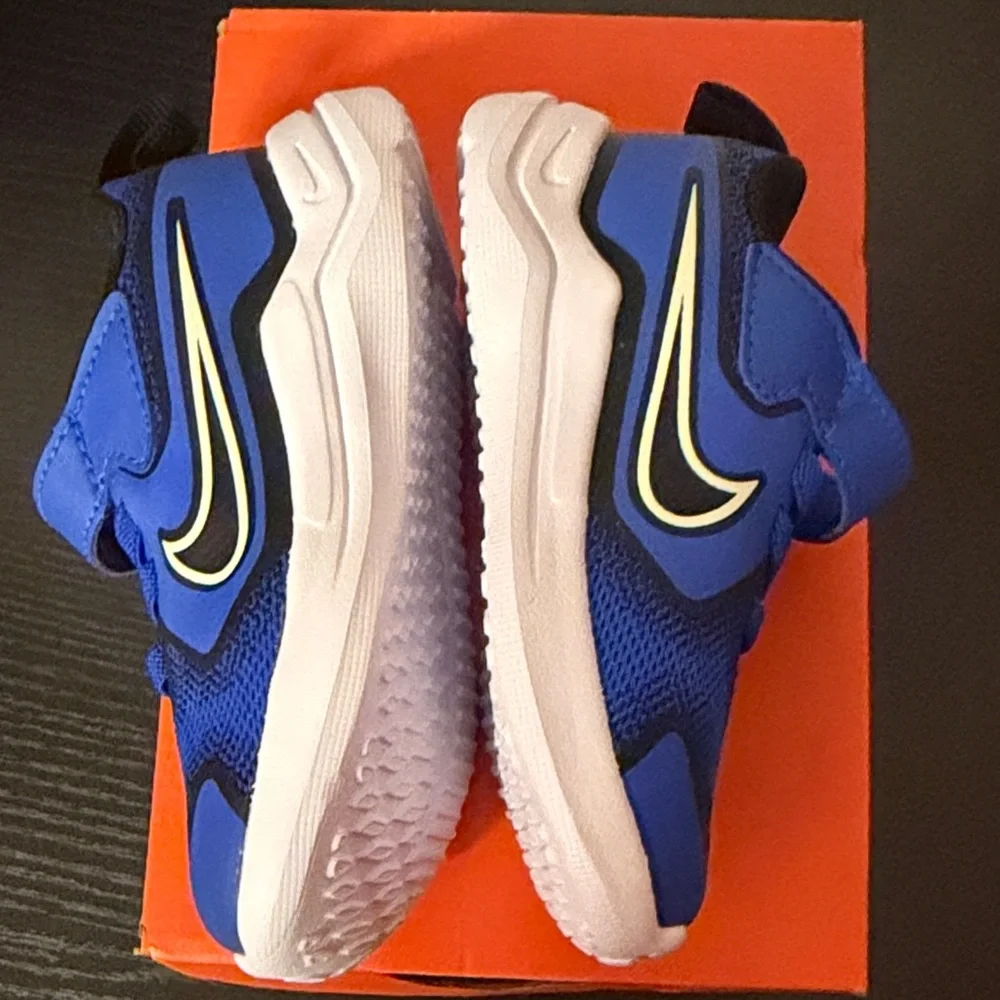 Nike kids cosmic