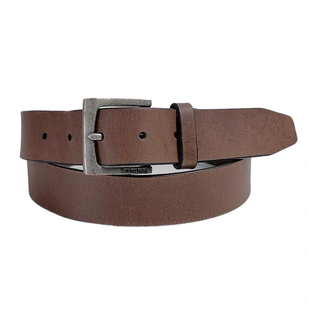 Timberland‎ men’s Size 38 light brown leather belt. Matte silver colored buckle.