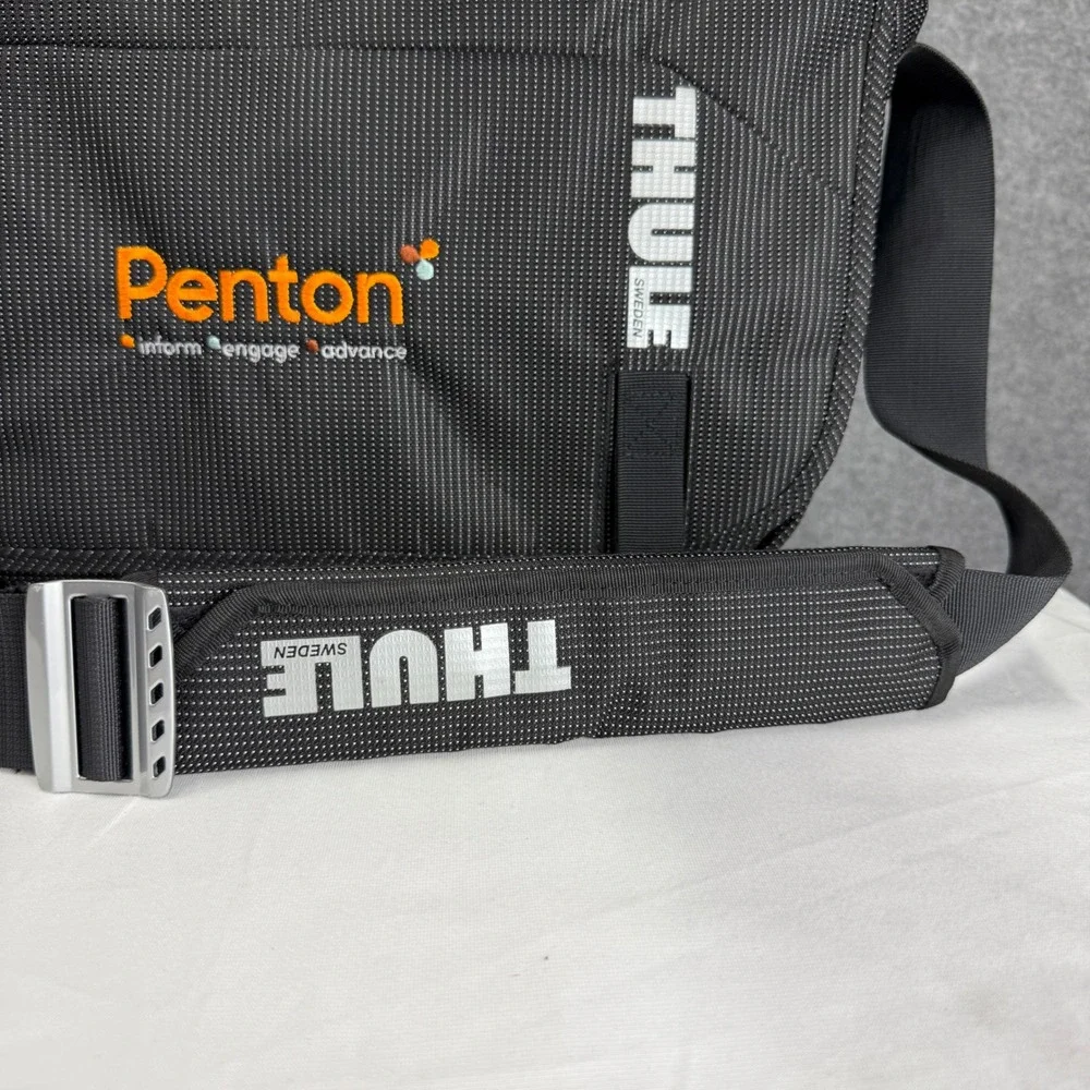 Thule Stravan Messenger Bag Black Laptop Case Penton Logo Adjustable Strap 17in
