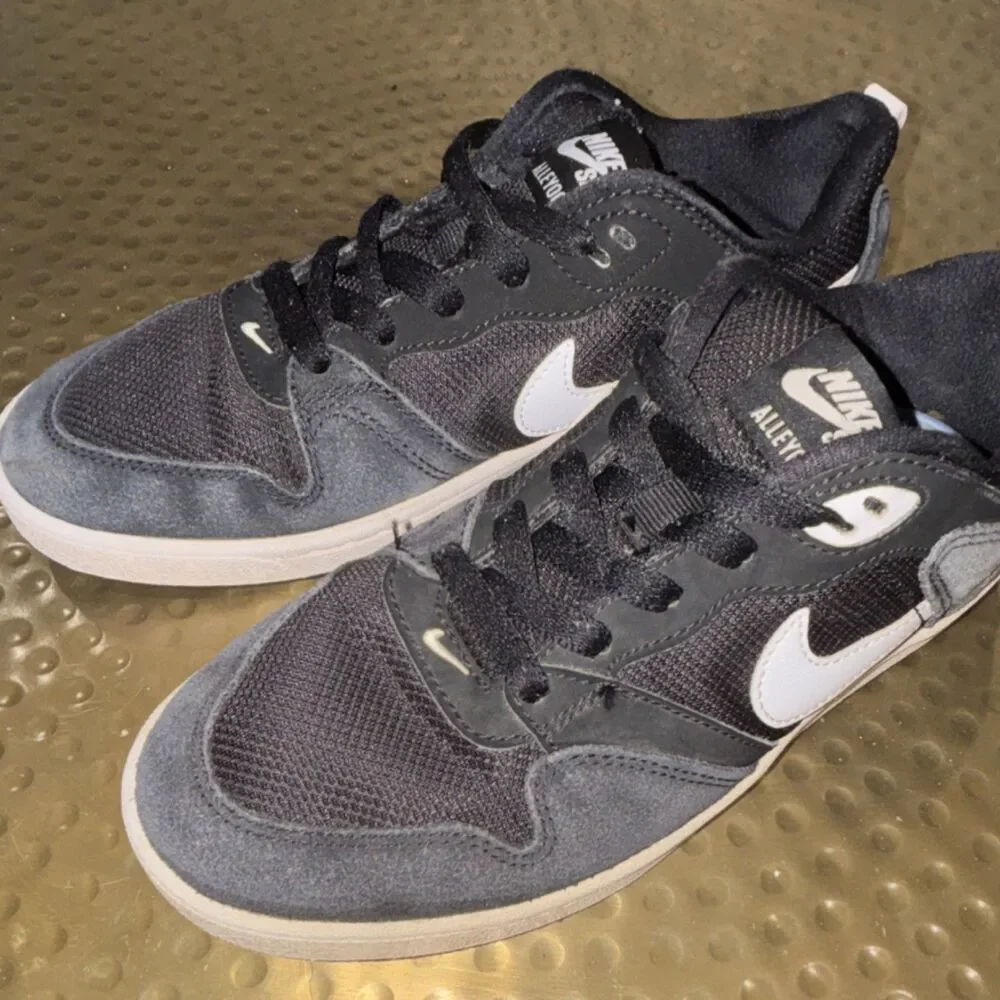 Nike SB Alleyoop Low Top Skate Shoes Black/Gray White Swoosh US size 6Y