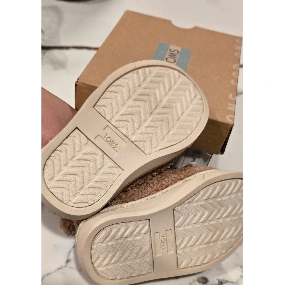 Toms slip under