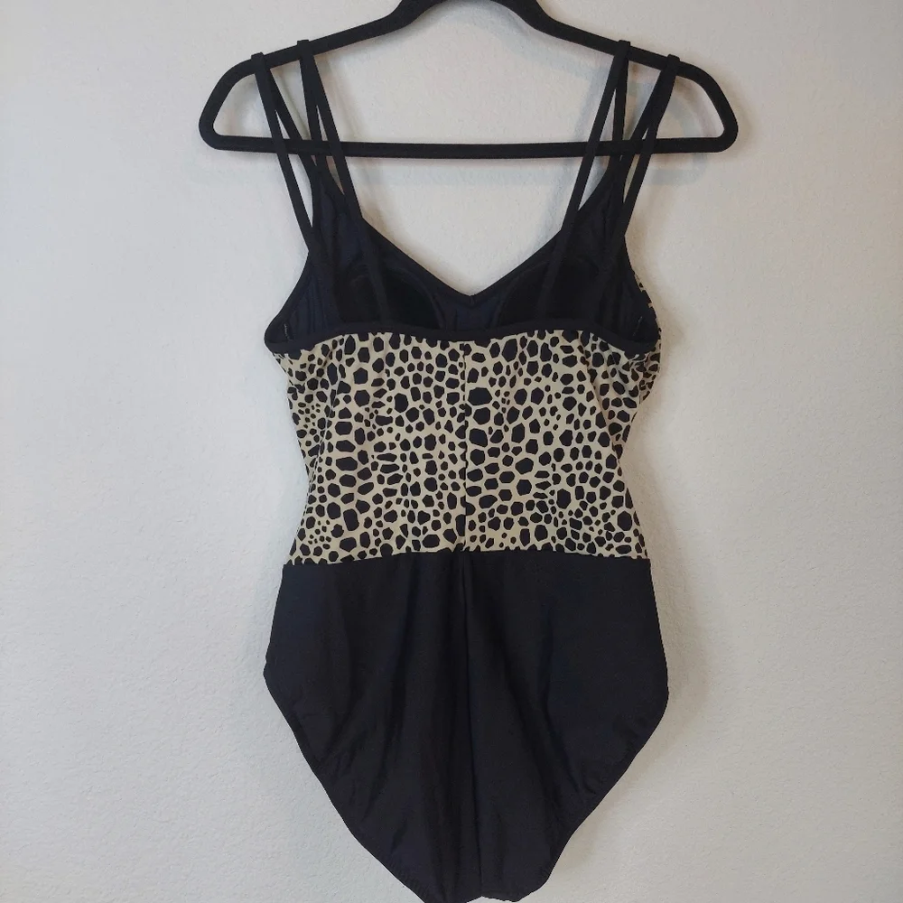 piece worn swimsuit