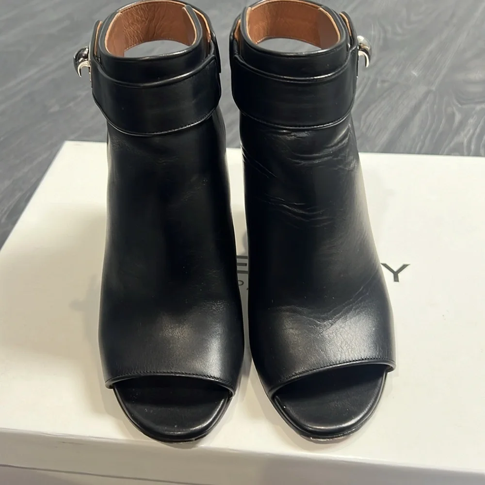 Givenchy step out