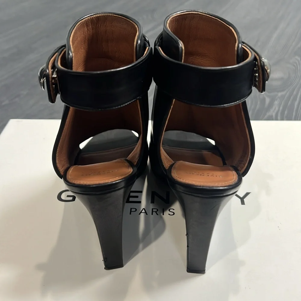 Givenchy step out