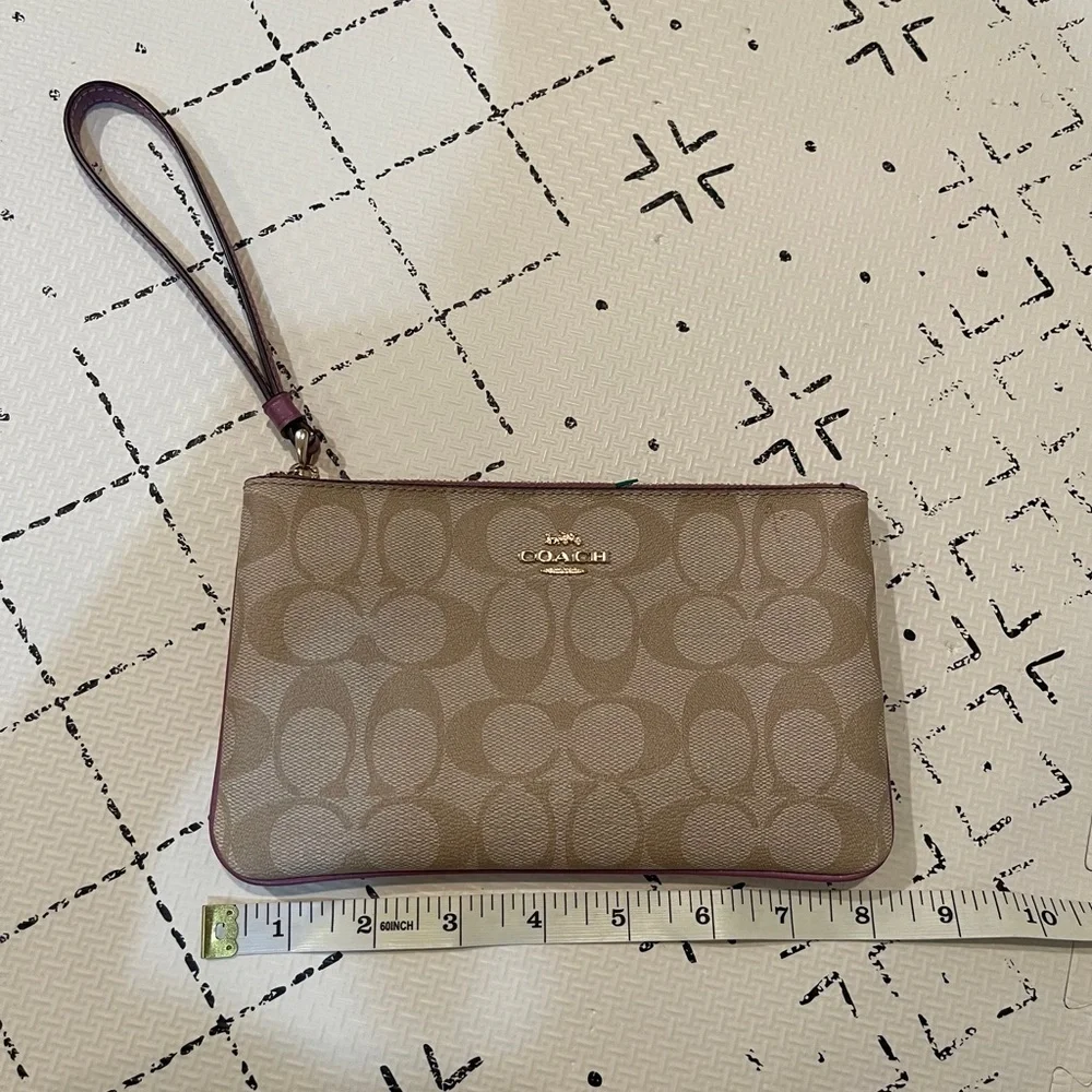 Coach corner zip