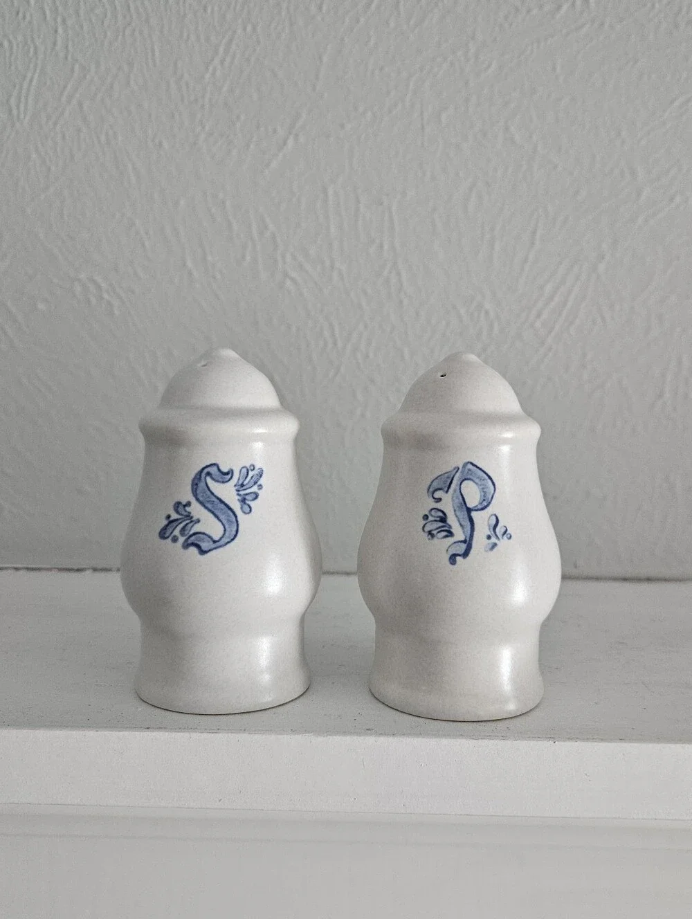 Vintage Pfaltzgraff Yorktowne Pattern Stoneware Salt And Pepper Shakers Set