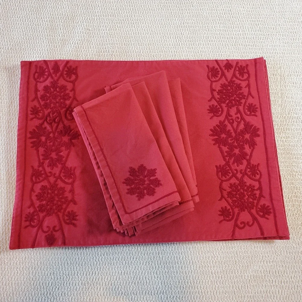 williams sonoma Set‎ Of 4 placemats & Matching 4 napkins Christmas Red RN71395