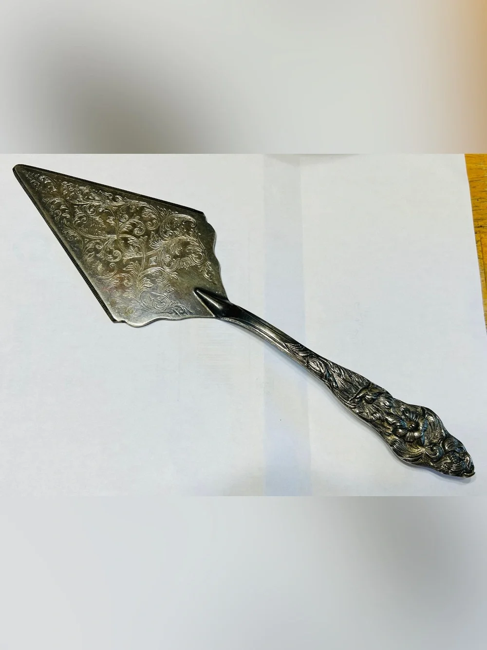 Vintage cake server with serrated edges. Silver plated.