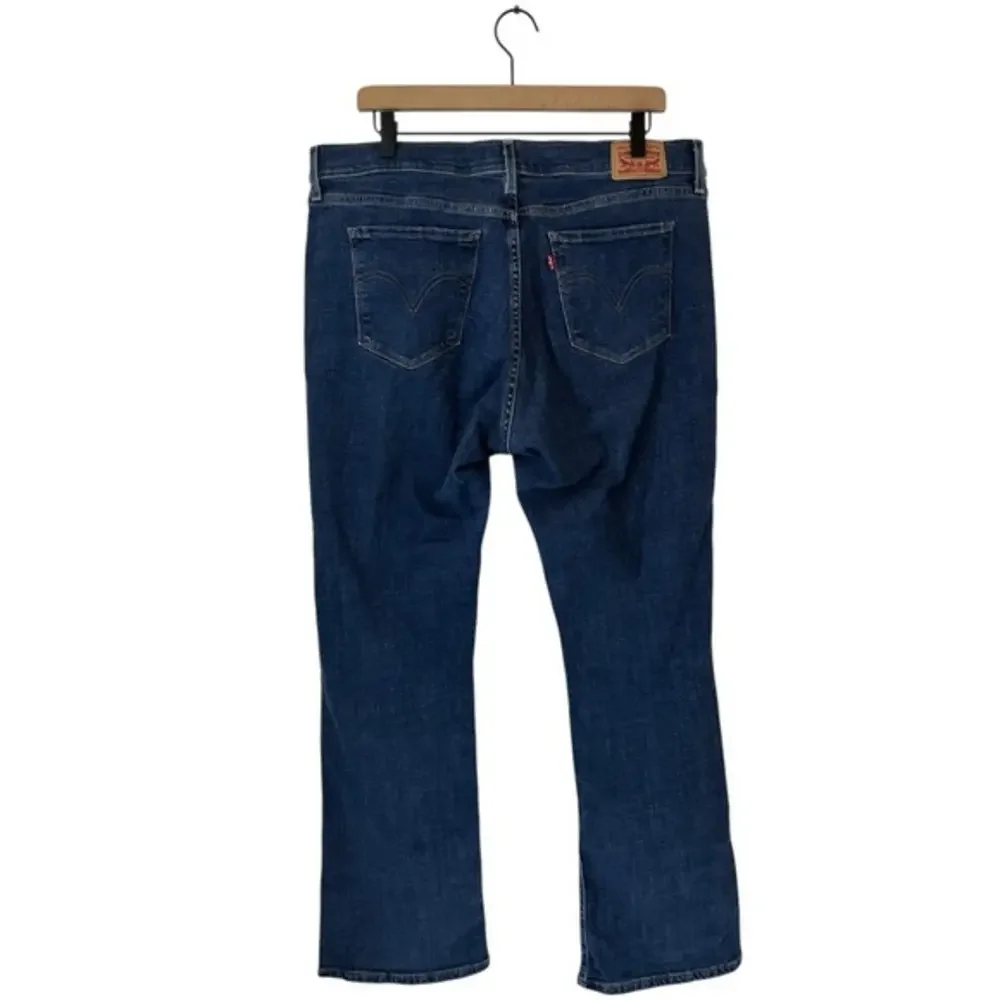 Levis •approx measurements•