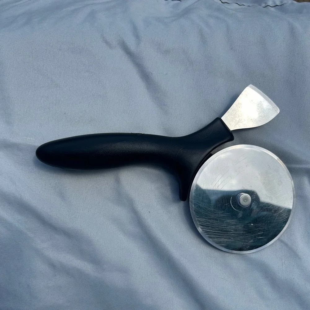 Pampered Chef Pizza Cutter Wheel with Crust Cutter Black Handle & Blade Guard