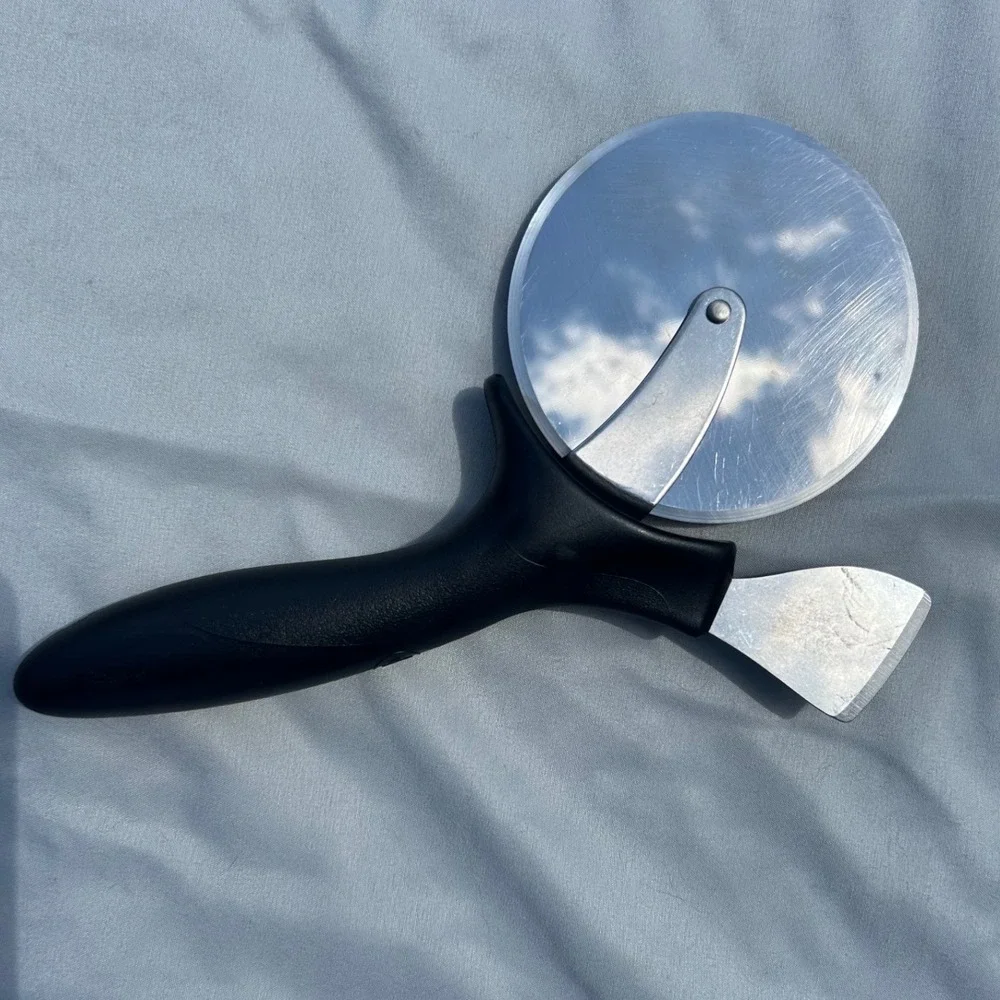 Pampered Chef Pizza Cutter Wheel with Crust Cutter Black Handle & Blade Guard