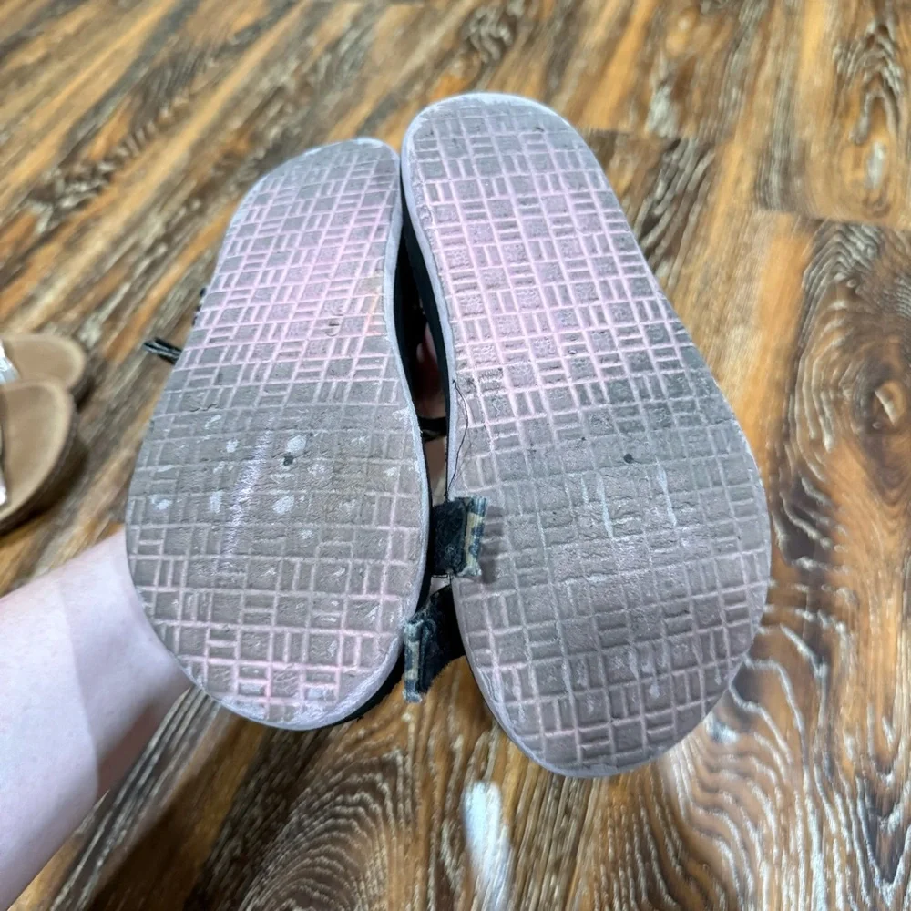 Source Unknown cushioned worn
