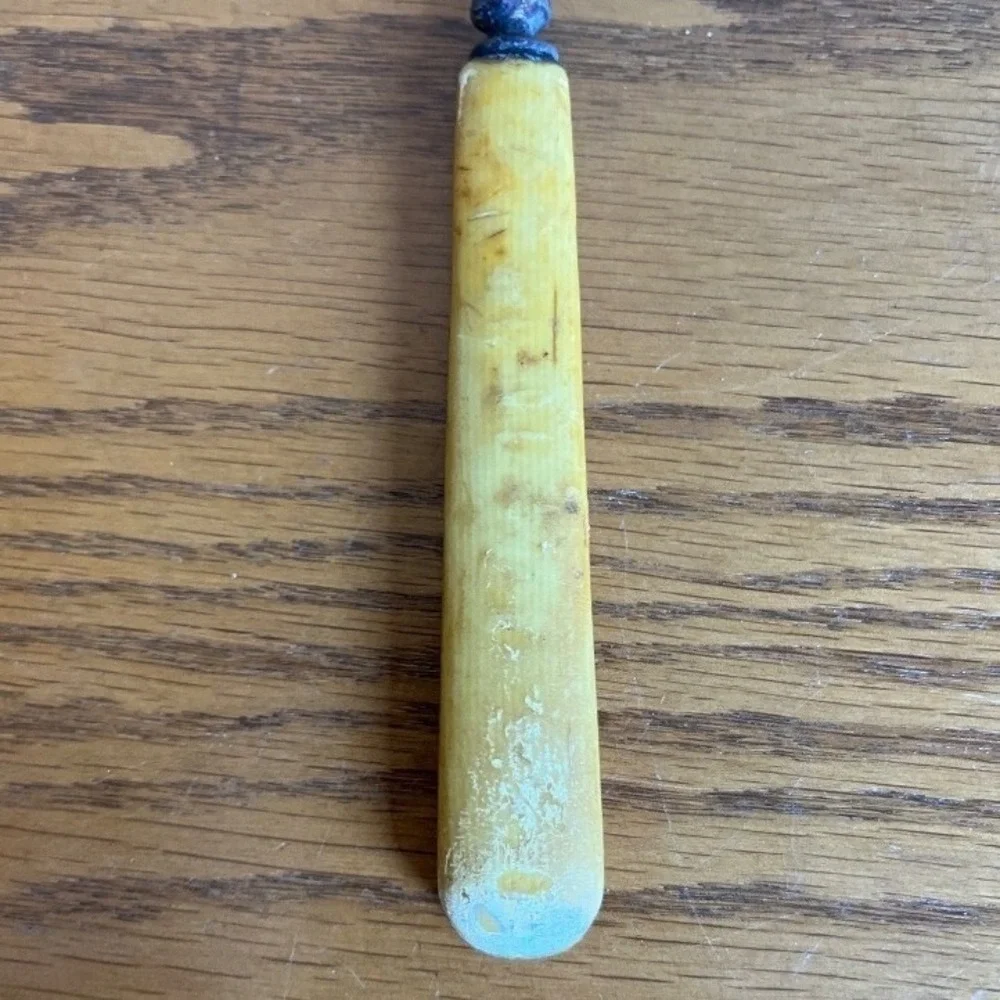 N/A vintage carving