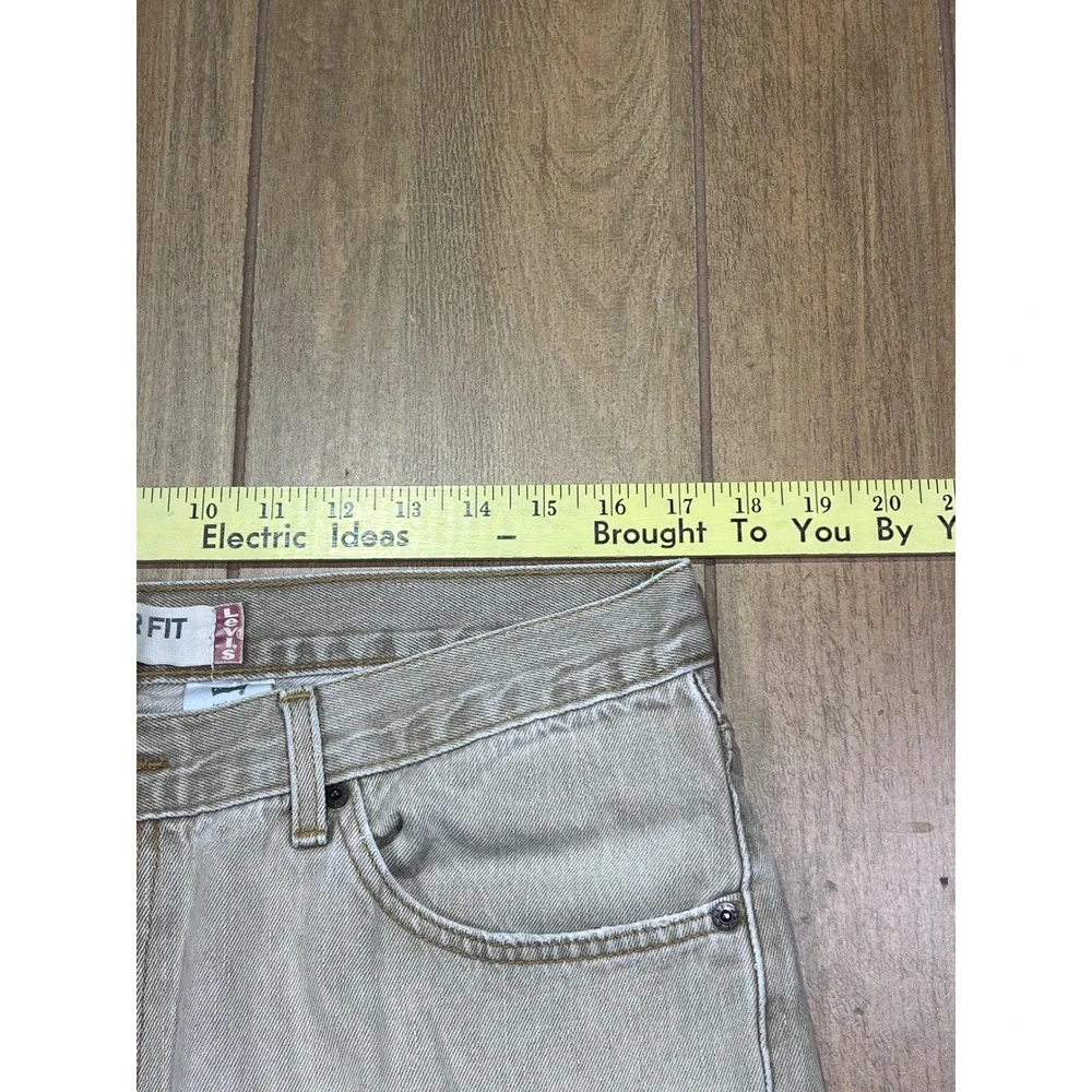 Levis exhibit tones