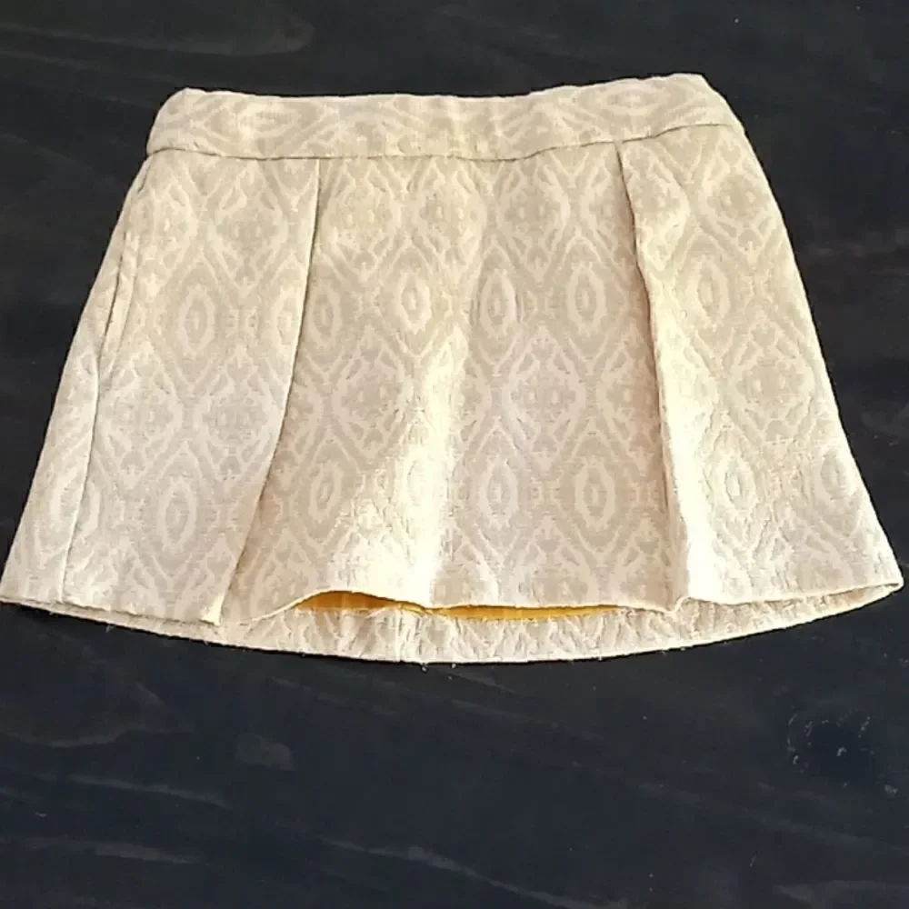 GENUINE KIDS FROM OSHKOSH cream skirt size2T