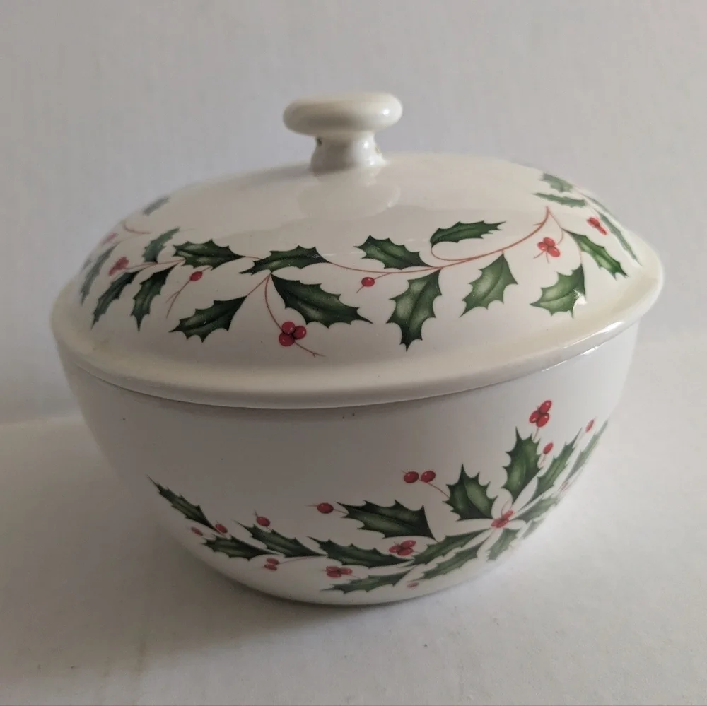 Lenox HOLIDAY Small Covered Casserole Dish. Great Condition