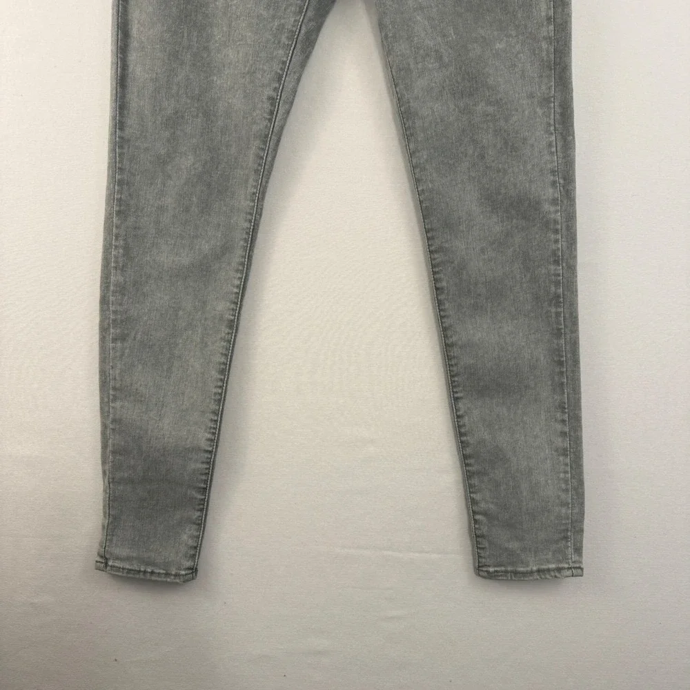 Levis accents both
