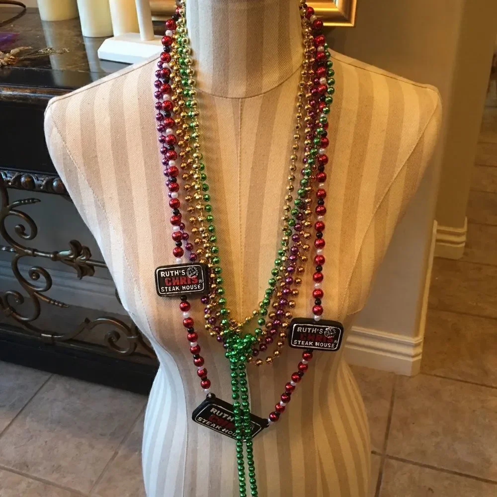 🎃 6 Mardi Gras Beads w Ruth’s Chris