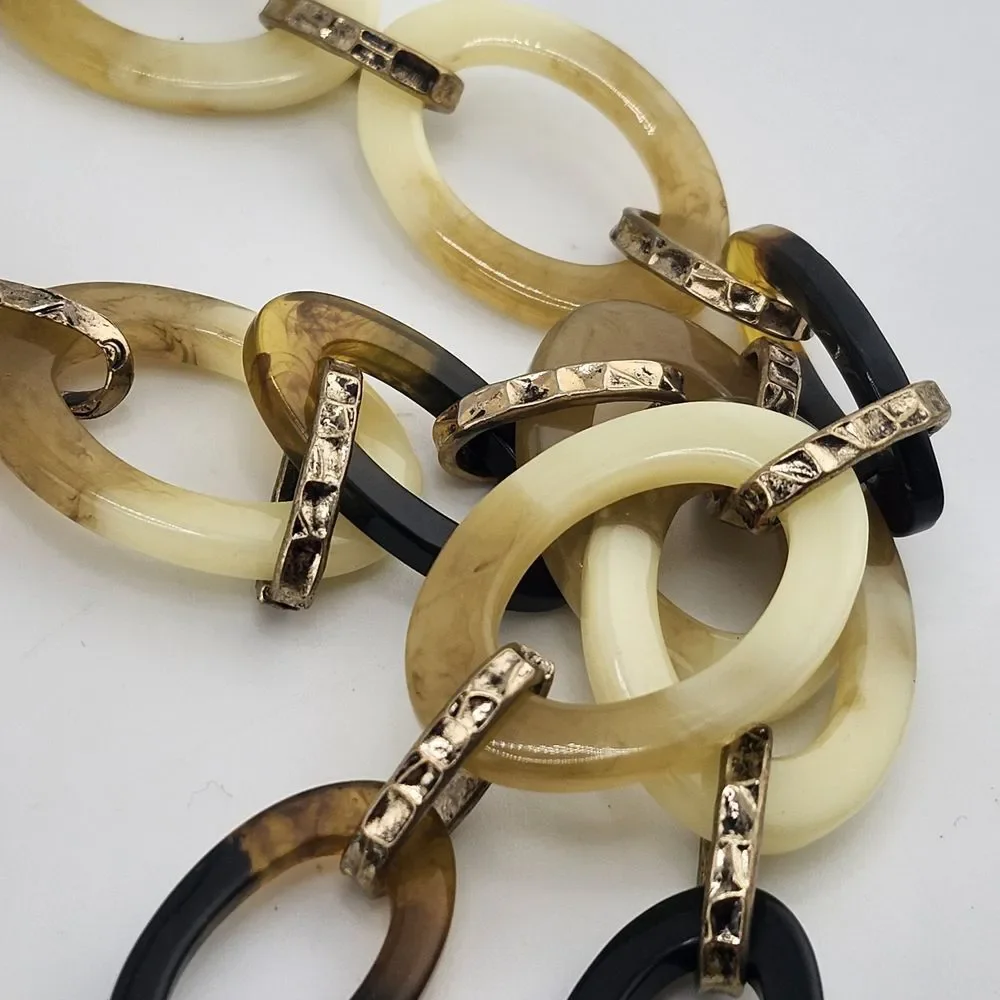 Chicos chain shows