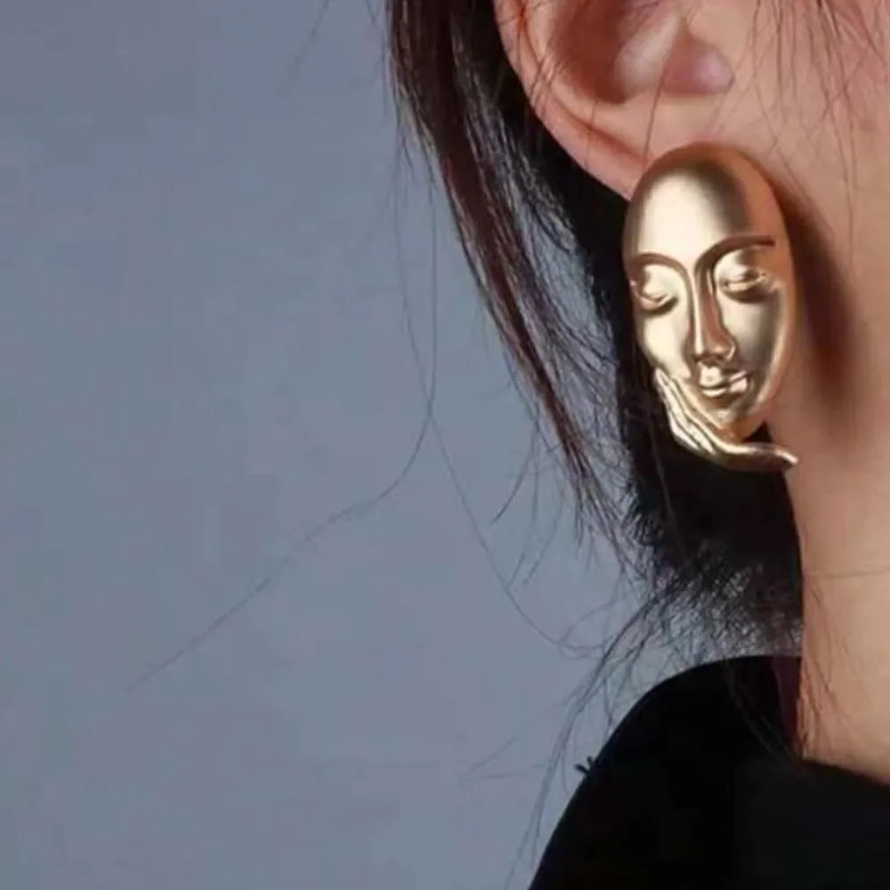 Vintage figure stud earrings N570