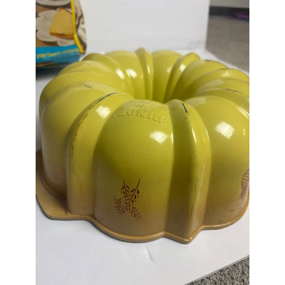 Vintage‎ Nordic Ware Bundt Pan 12 Cup Cast Aluminum Harvest Gold Yellow 70s Box