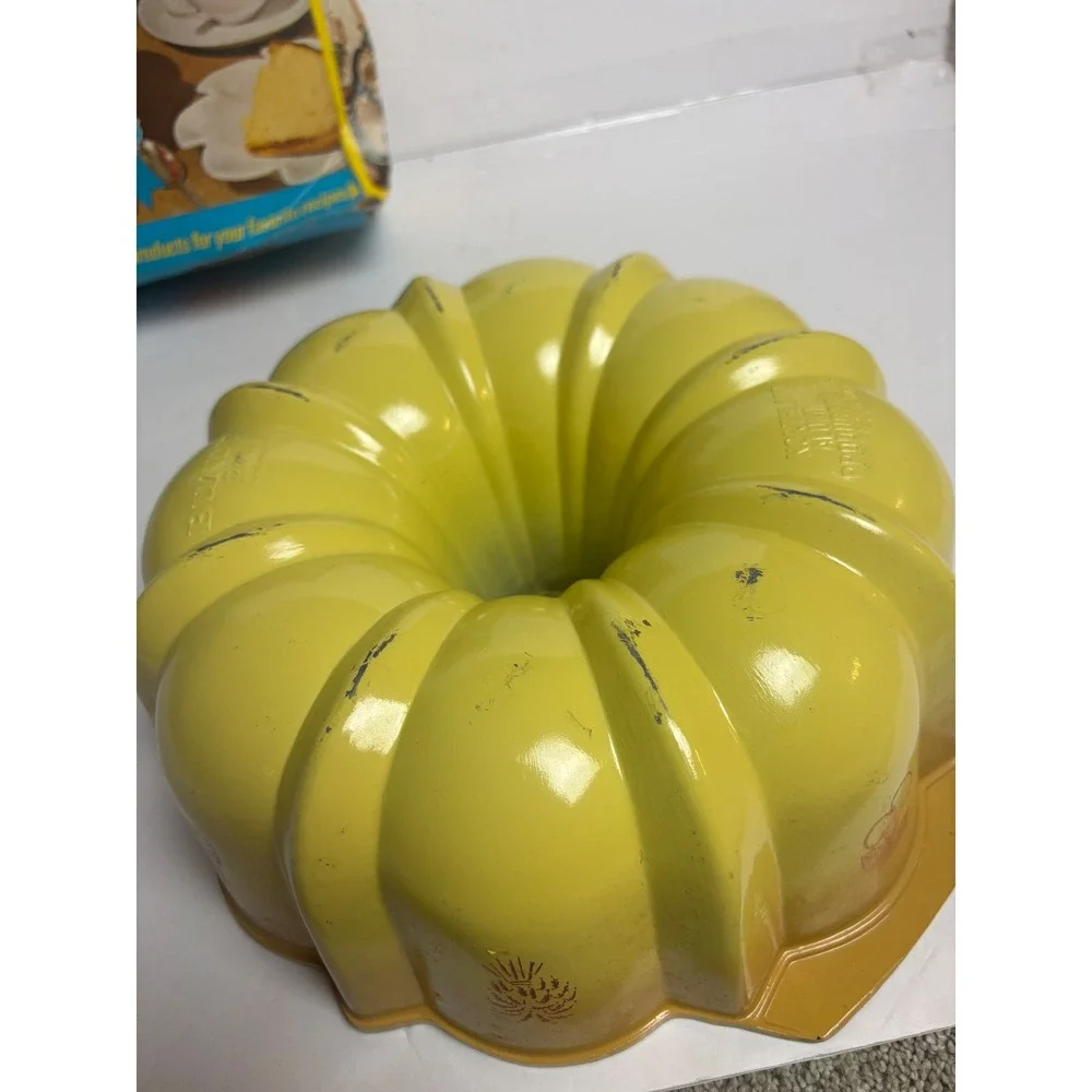 Vintage‎ Nordic Ware Bundt Pan 12 Cup Cast Aluminum Harvest Gold Yellow 70s Box
