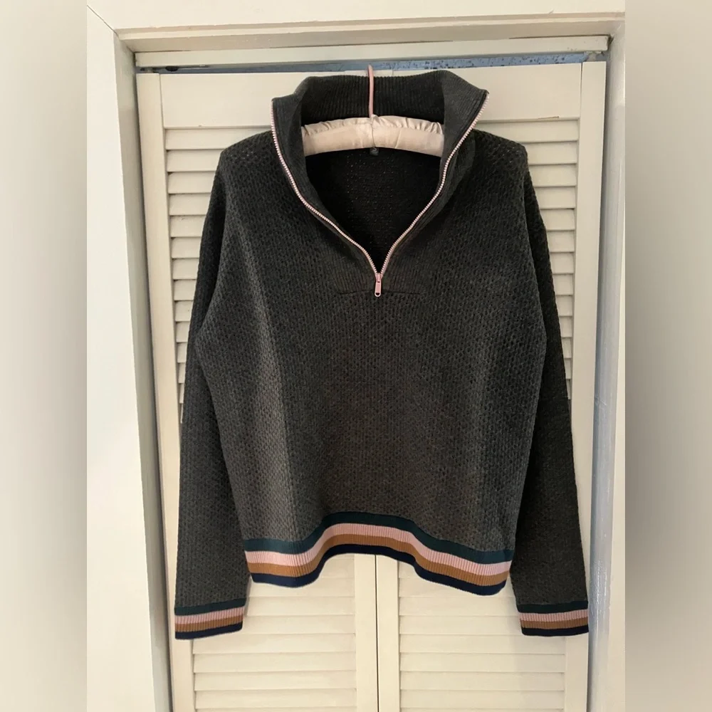 Title nine size small