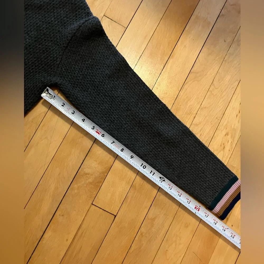 Title nine size small