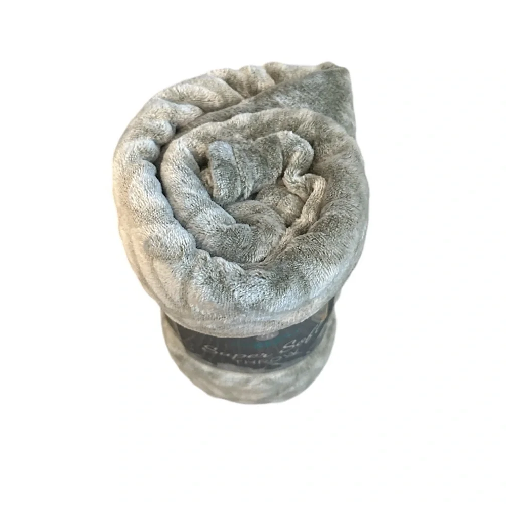 NWT Comfort Bay Super Soft Throw - Dark and Light Gray Plush Blanket