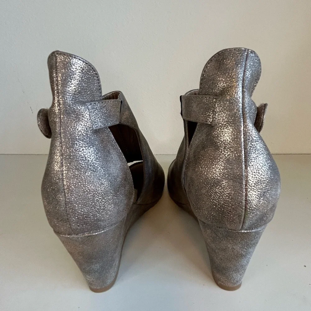 Boutique by Corkys Sunburst Metallic Wedge Sandals
