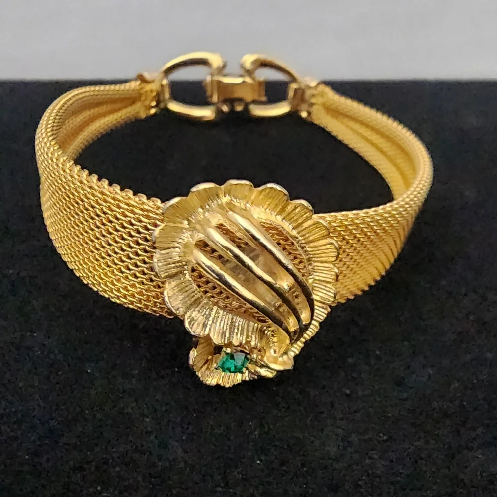 SE32 Elegant Vintage Gold Mesh Bracelet with Shell Design & Green Rhinestone