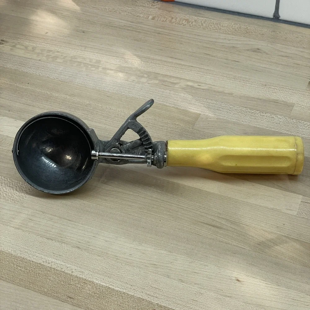 Vtg Ice Cream Scoop‎ Vintage Progressus Italy Yellow Handle Parlor Serving Heavy