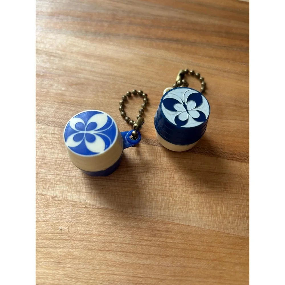 2 Vintage Coin‎ Dispenser holder keychains blue and white plastic good condition