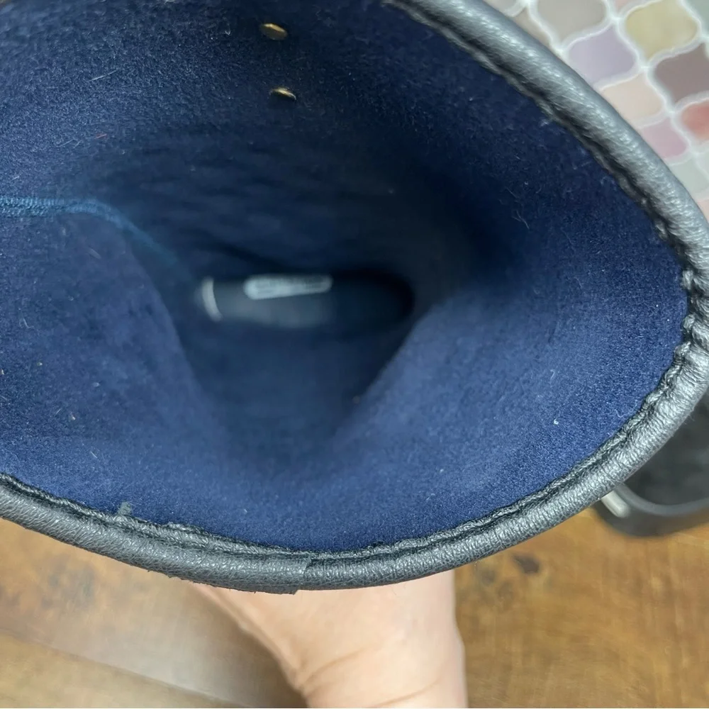 CHARLESTON SHOE CO. chic durable