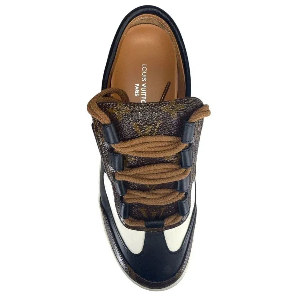 Louis Vuitton closure featuring