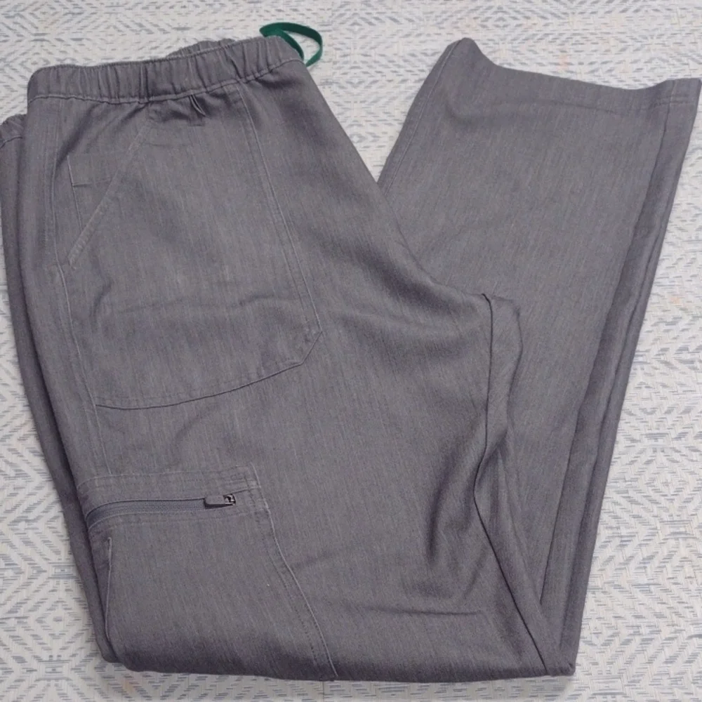 Figs Men's Scrub Pants in Gray