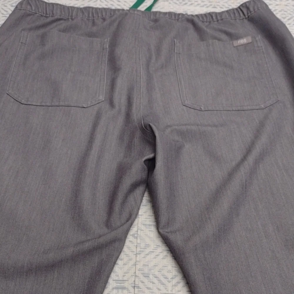 Figs comfortable cargo