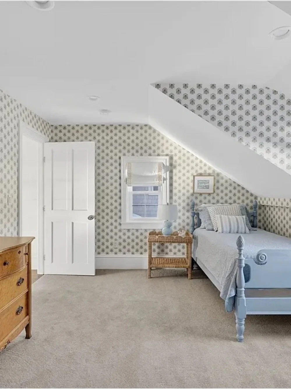 Light Blue Floral Wallpaper - Subtle Pattern Home Wall Decor